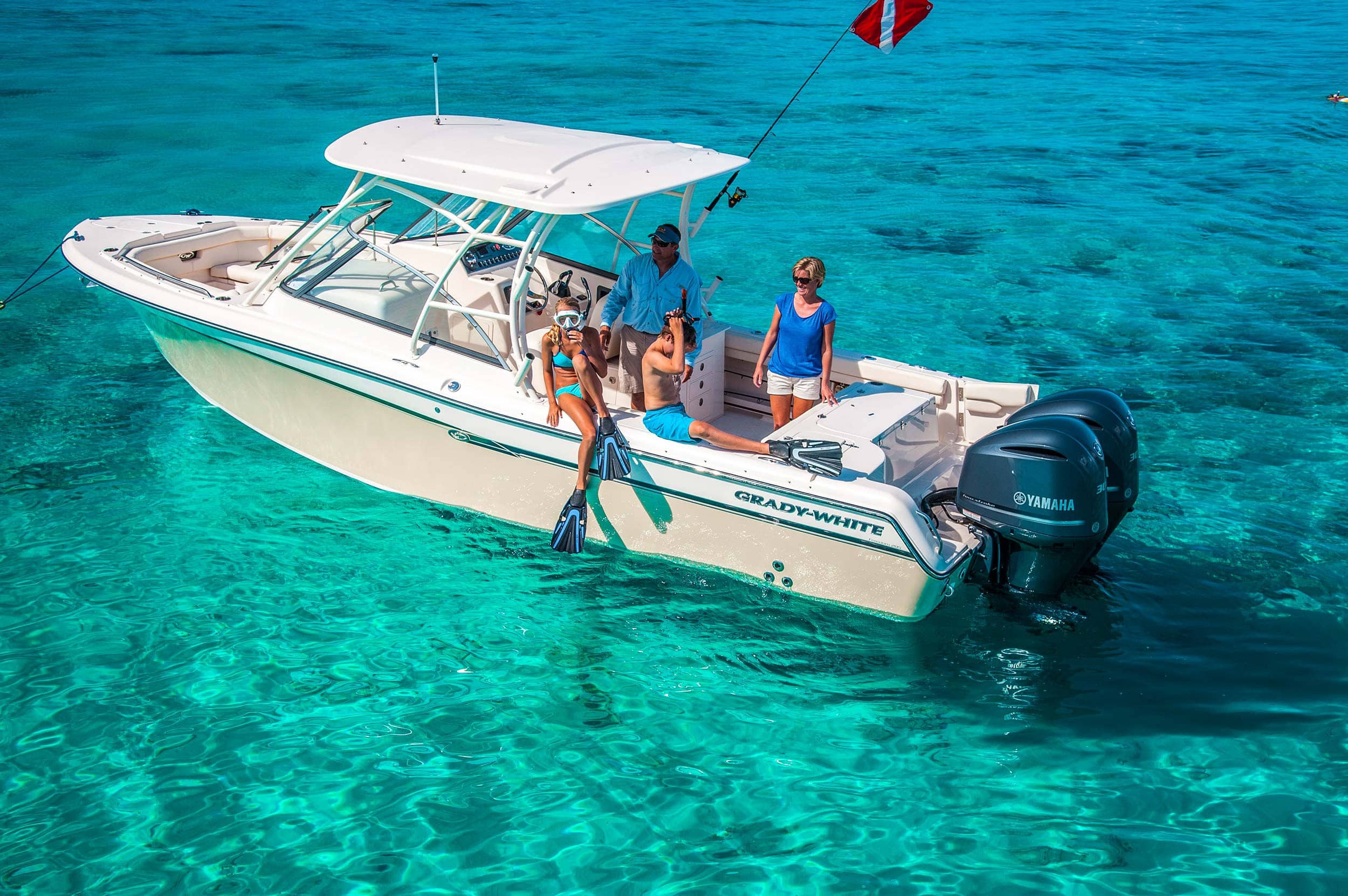 a boat rental expertise in the crystal-clear waters of florida keys